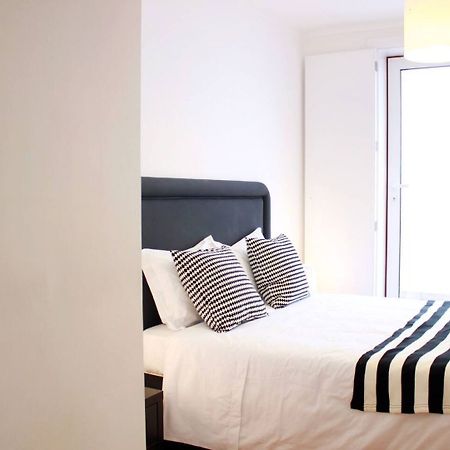 ליסבון Joivy Modern 1-Bed Apt With Terrace, Moments From Sao Bento Palace מראה חיצוני תמונה