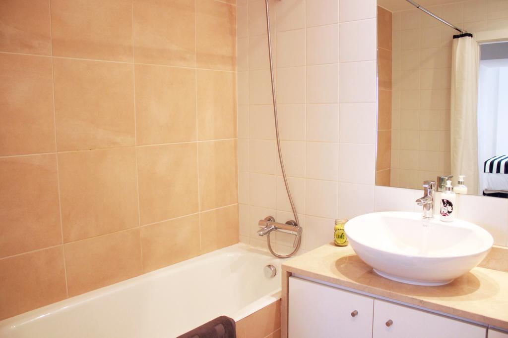 ליסבון Joivy Modern 1-Bed Apt With Terrace, Moments From Sao Bento Palace מראה חיצוני תמונה