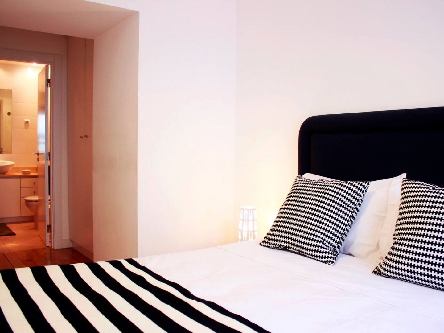 ליסבון Joivy Modern 1-Bed Apt With Terrace, Moments From Sao Bento Palace מראה חיצוני תמונה